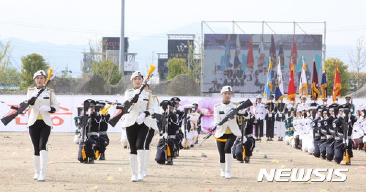 멋진 시범을 보이는 3군 의장대