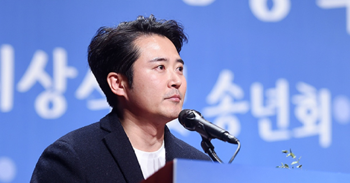 [포토엔] 임호 '아버지 임충을 대신해 한국방송작가상 특별상 수상'