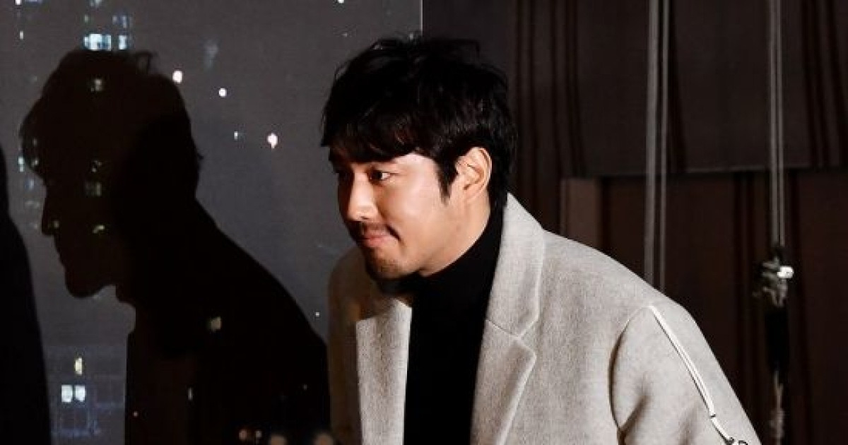 [ST포토] 조한선, '엄청나게 긴 코트'