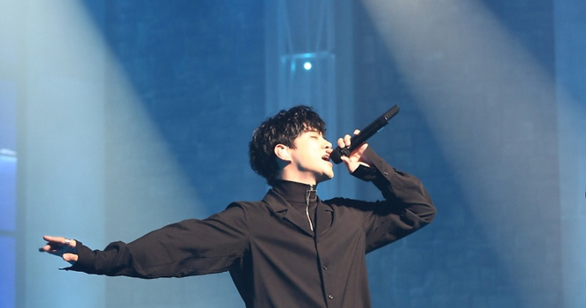 2PM 준호, 日 5개도시 전국투어 스타트..삿포로서 '올블랙 섹시미' 발산