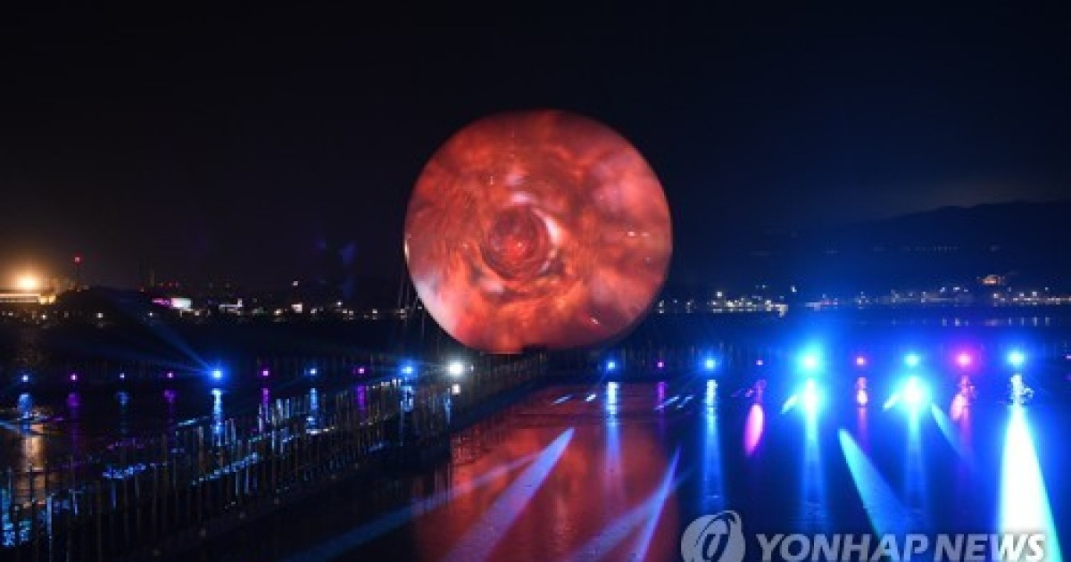 인공 달 화려한 옷을 입다