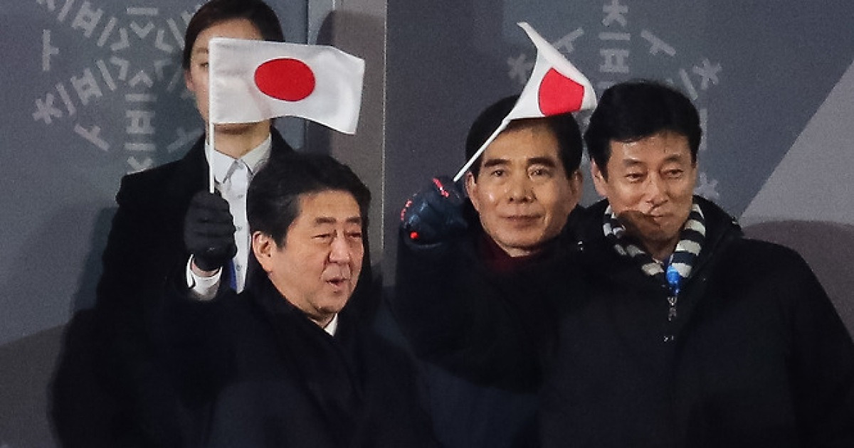일장기 흔드는 아베 신조 日 총리