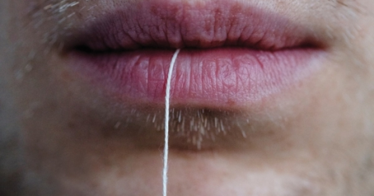 그 입 좀 다물어