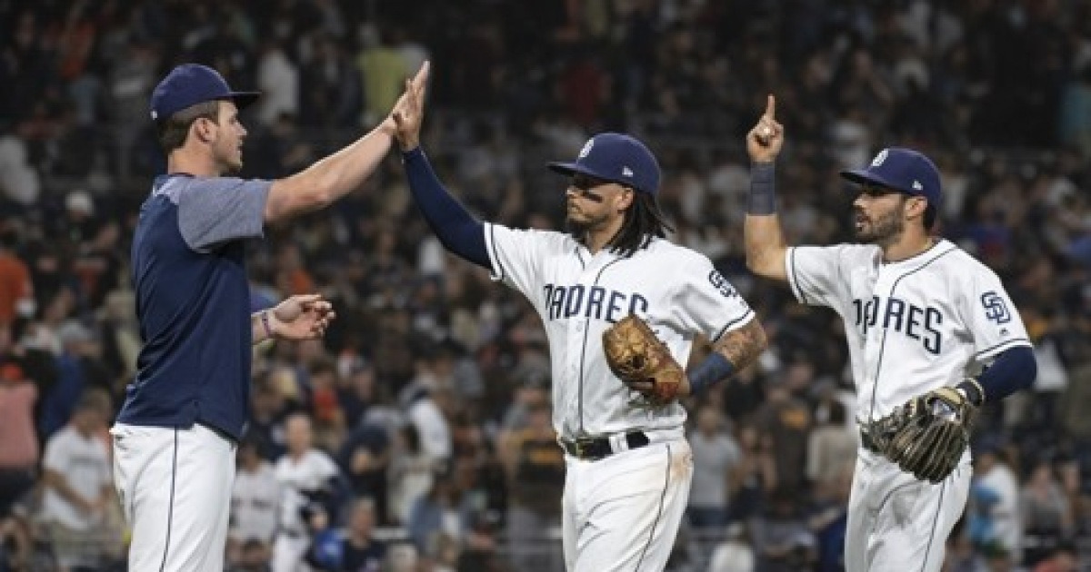 Don'T Miss A Moment: The Giants Padres Series Is Heating Up! - 68li1e5