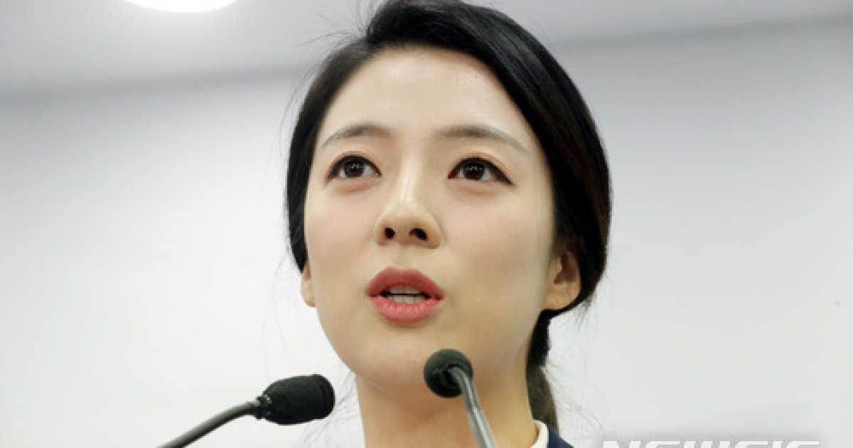 국회의원 출마 기자회견 하는 배현진