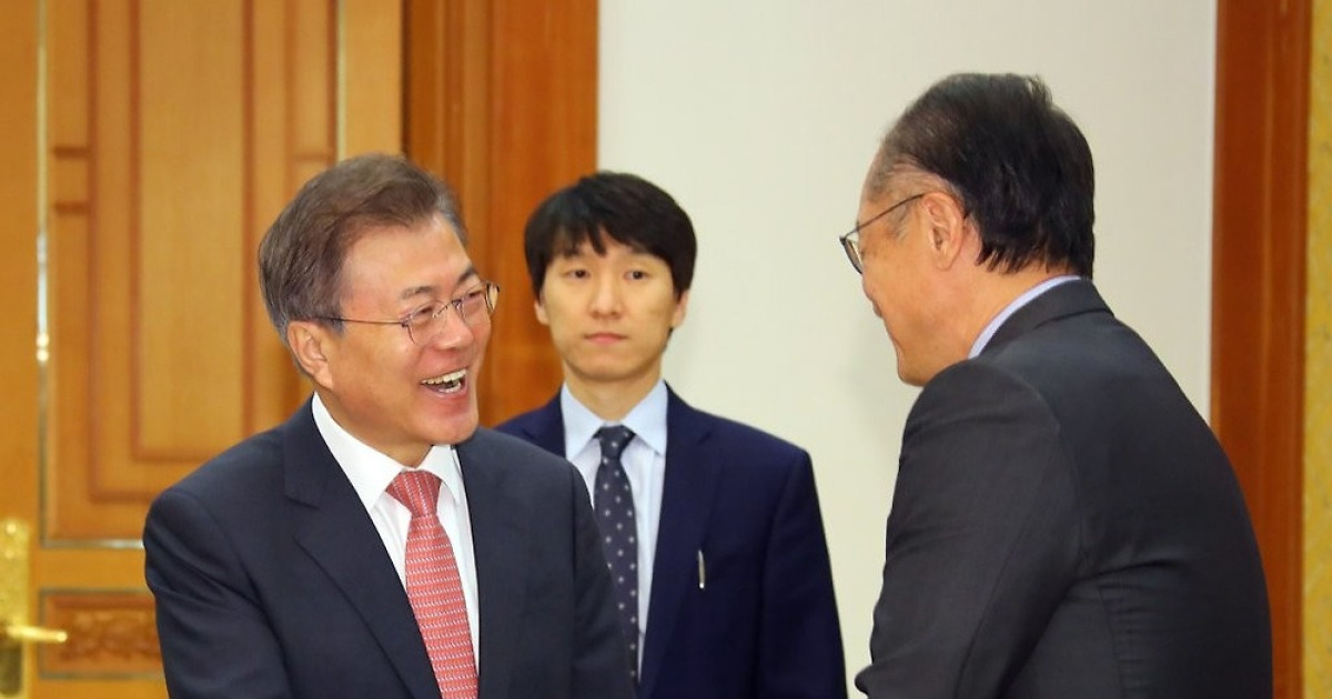 김용 세계은행 총재와 반갑게 인사하는 문 대통령