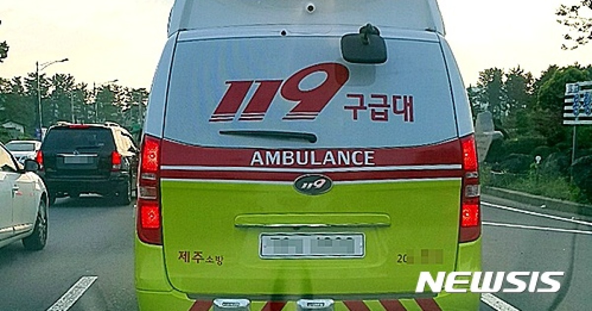 서귀포 안덕면서 렌터카-택시 충돌..9명 경상
