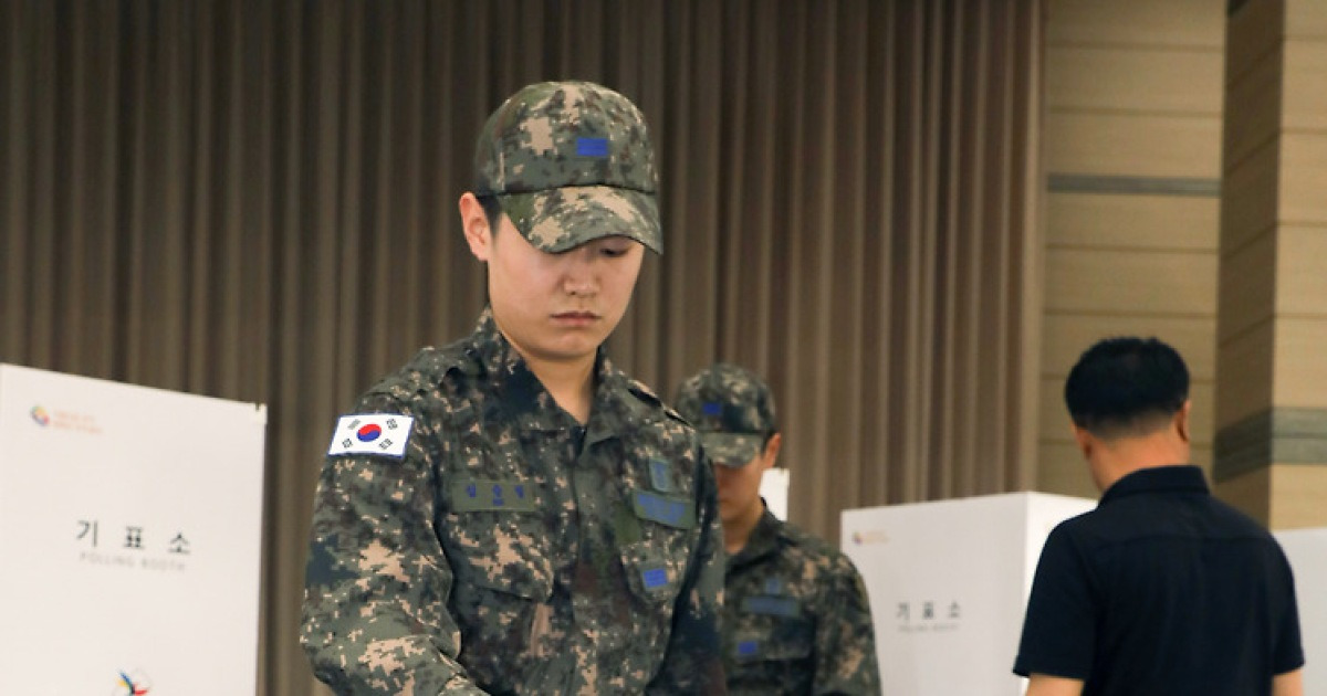 투표하는 공군 병사