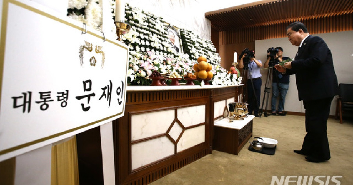 고 노회찬 의원 빈소 조문하는 문희상 국회의장