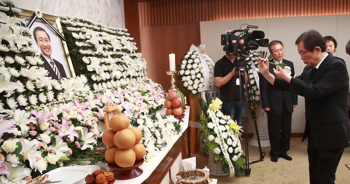 노회찬 의원 빈소 찾은 이용득 의원