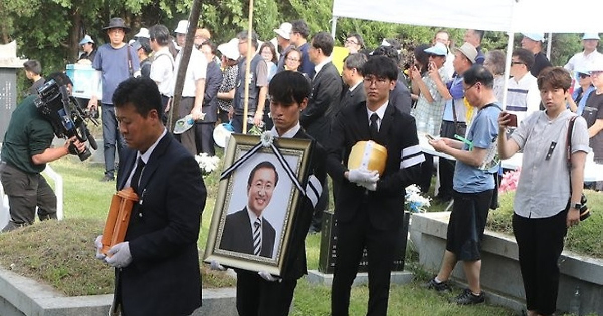 모란공원에 영면하는 고(故) 노회찬 의원