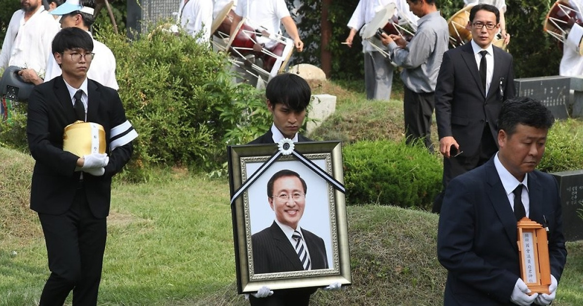 모란공원에 영면하는 고(故) 노회찬 의원