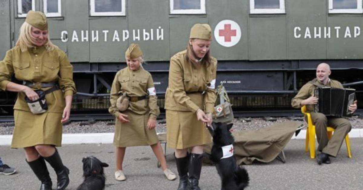 RUSSIA MUSEUM FRONT DOGS