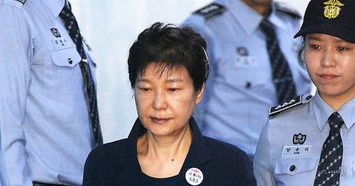 [속보] 박근혜 항소심 징역 25년, 벌금 200억 원 선고