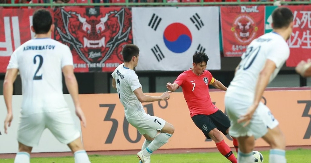 슛 하는 손흥민
