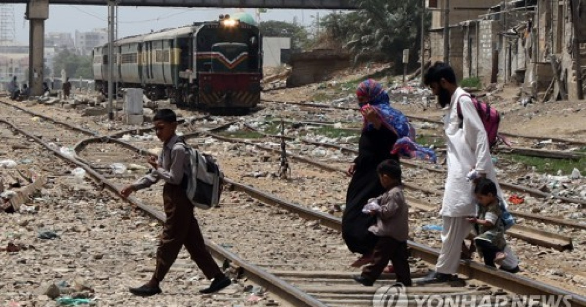 PAKISTAN RAIL CROSSINGS