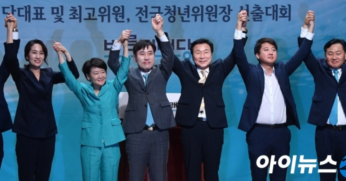 [포토]인사하는 바른미래당 손학규 지도부
