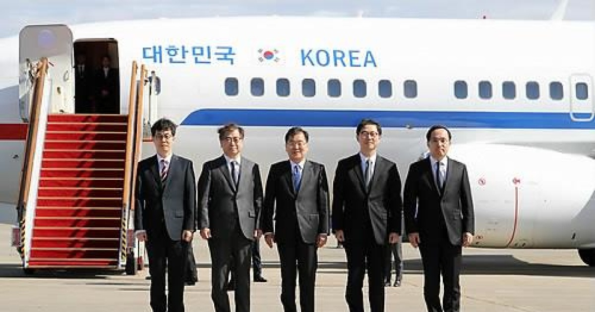 대북특사단, 서울공항 출발..문대통령 친서 들고 평양행