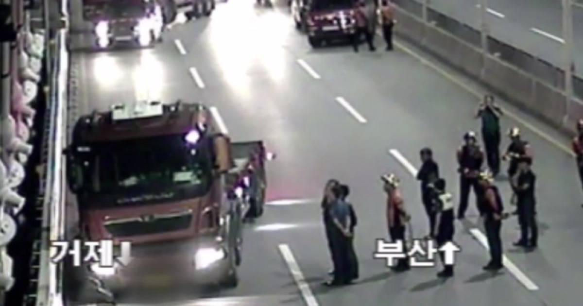 거가대교 25톤 트레일러 점거 난동..5시간 만에 검거