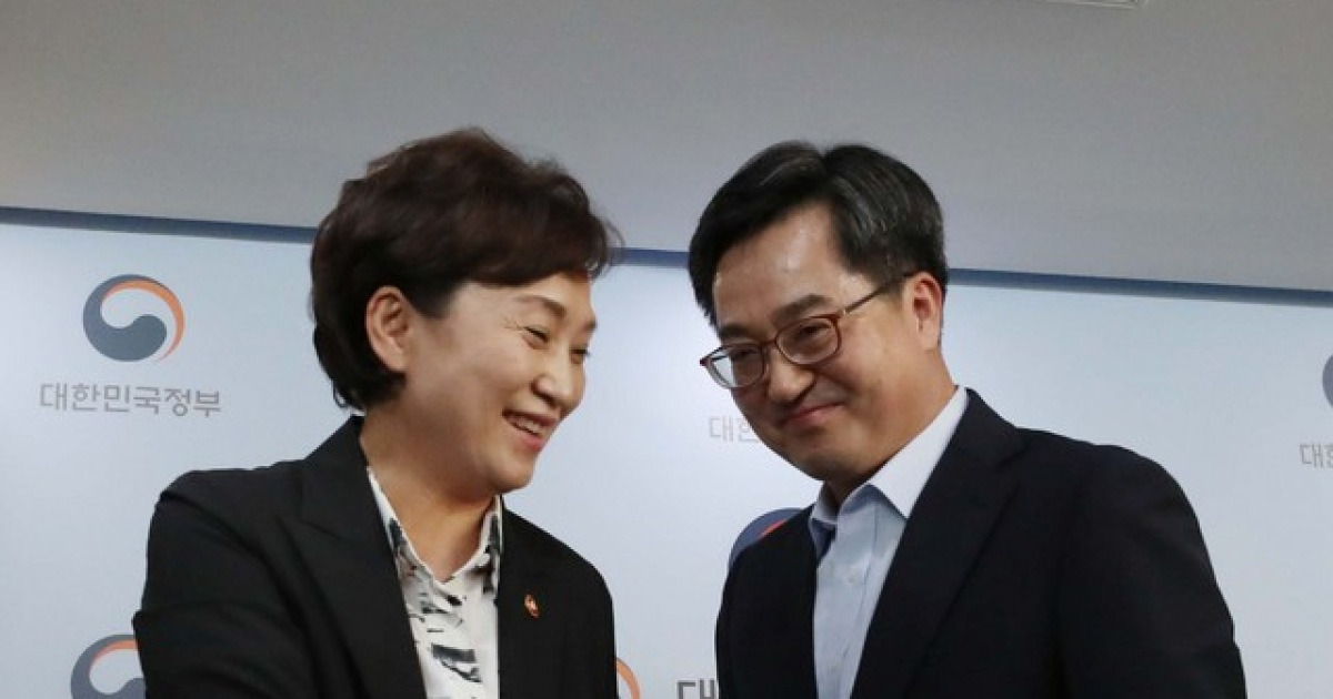 인사 나누는 김동연 경제부총리와 김현미 국토교통부 장관