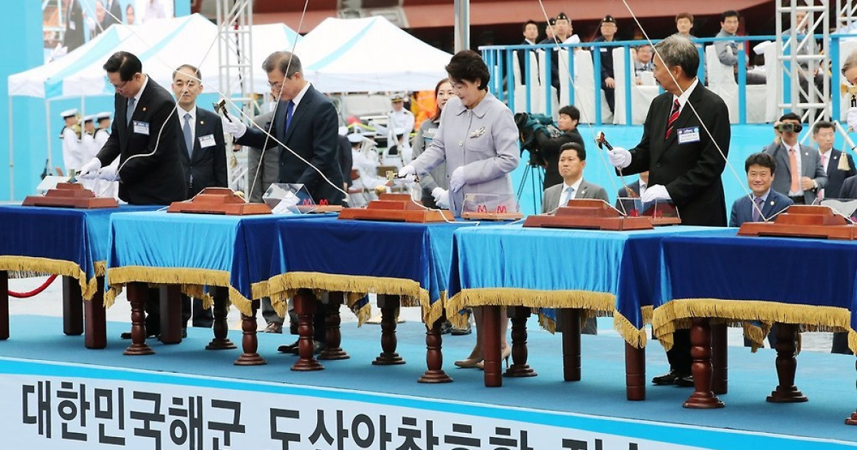 문 대통령, '도산 안창호 함' 힘차게 진수