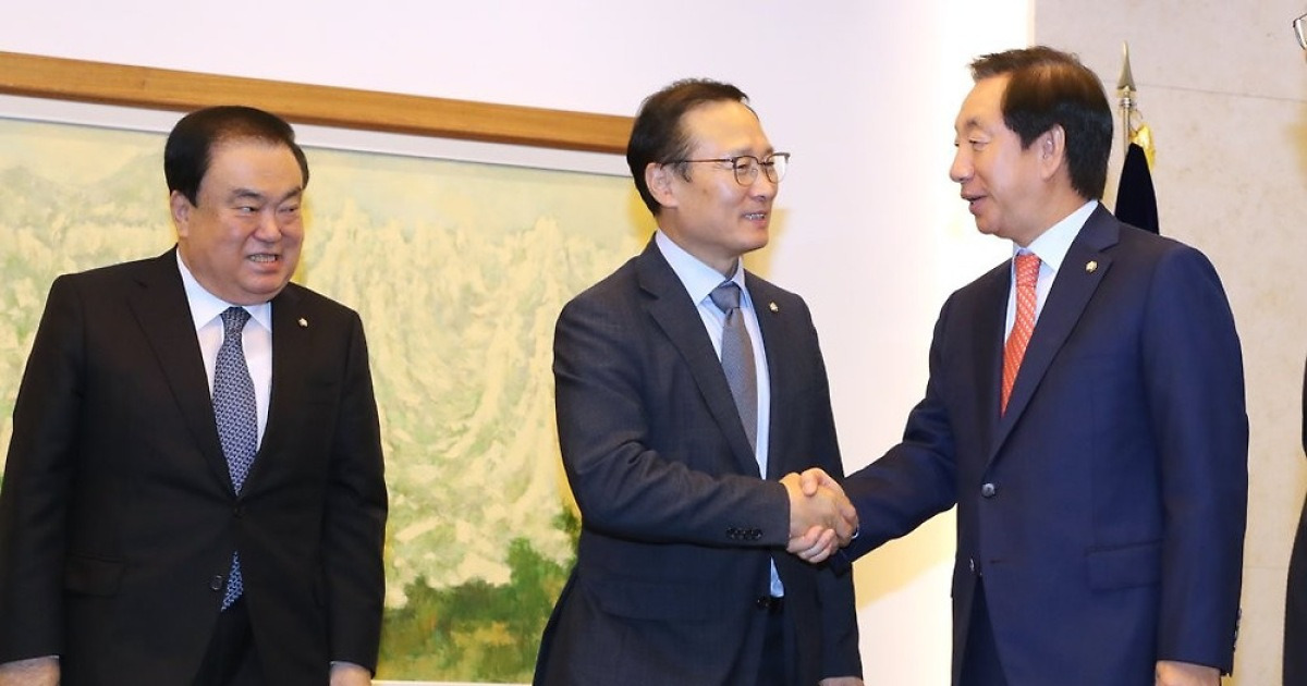 악수하는 홍영표-김성태