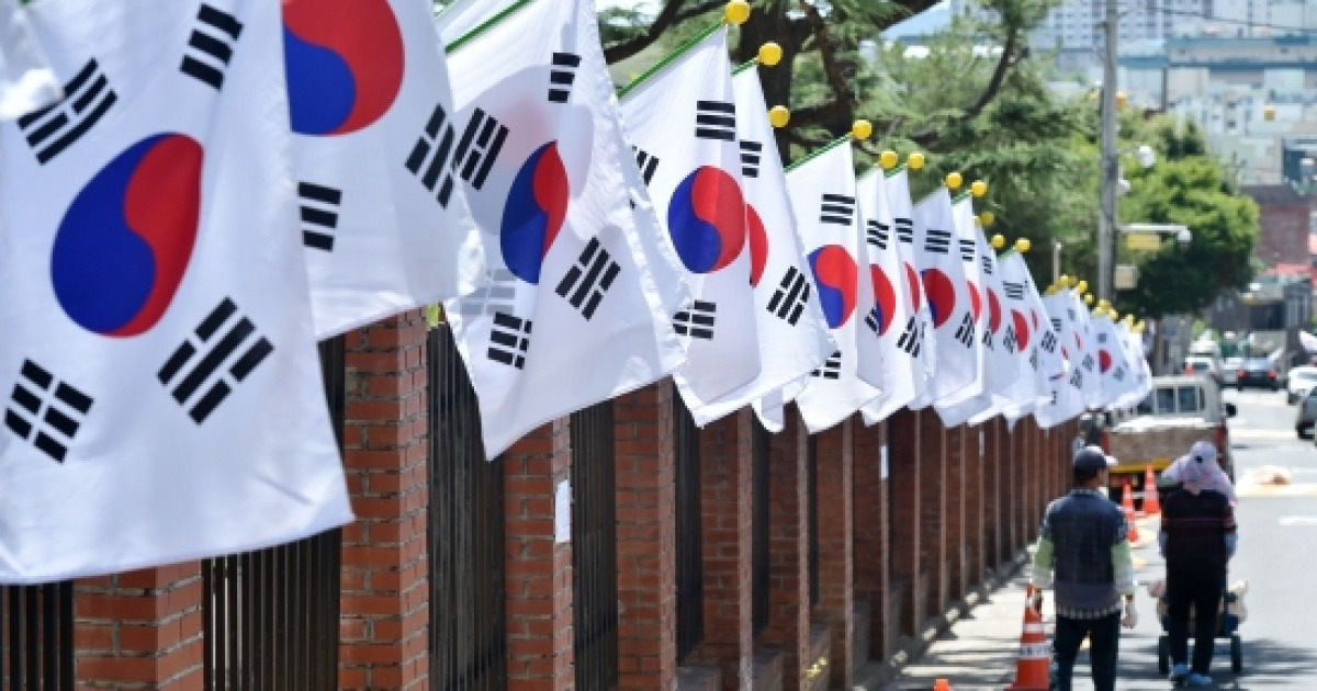 하루 앞으로 다가온 개천절.. 올바른 태극기 게양법은?