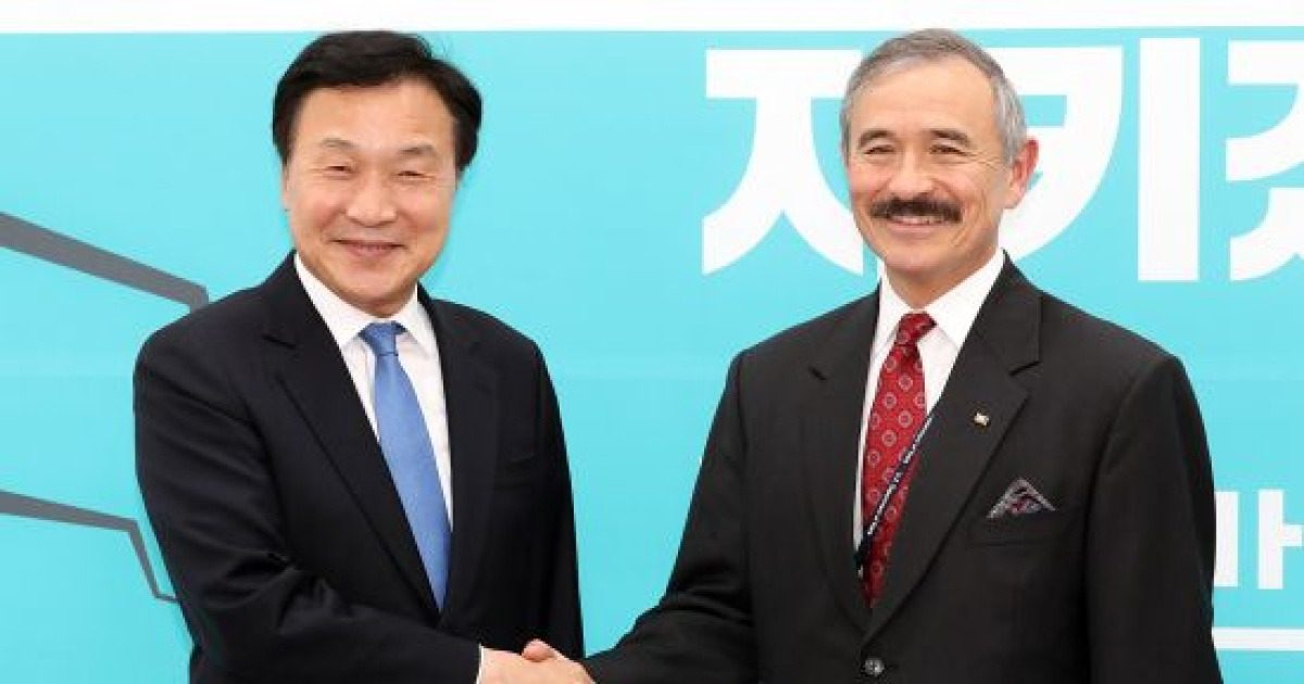 주한 미국대사와 악수하는 손학규 대표