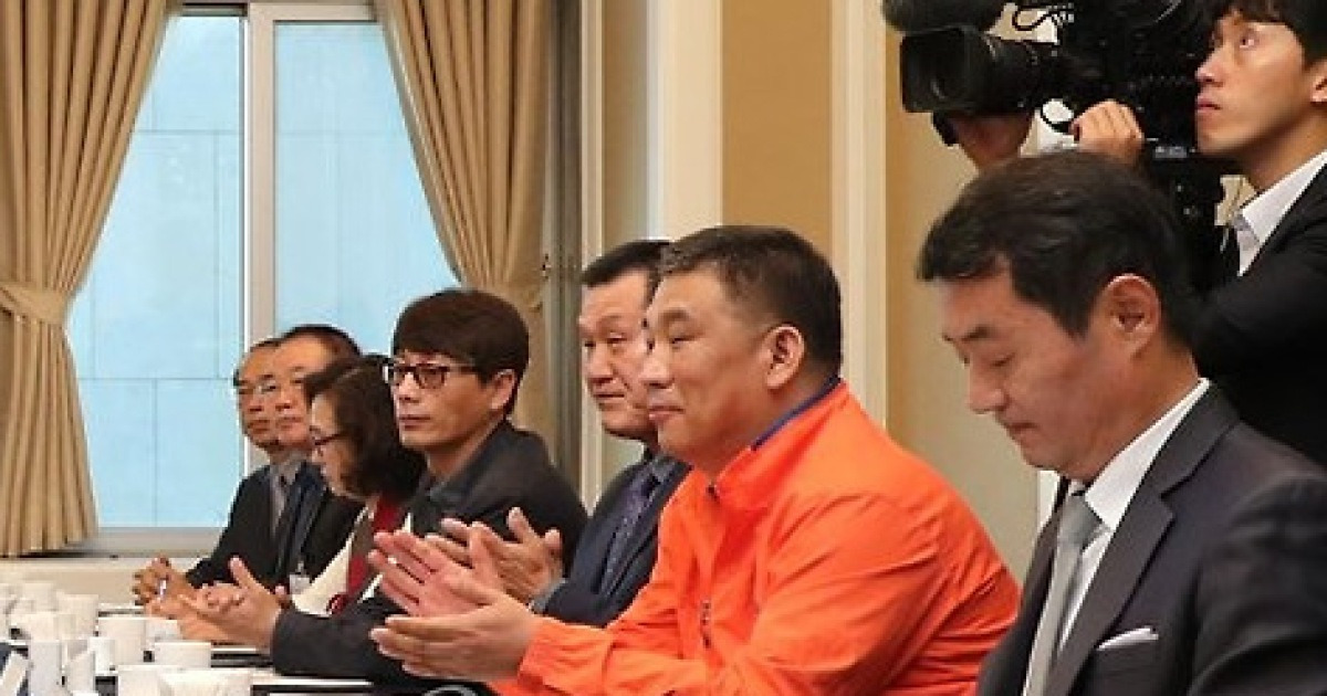 인사하는 손학규