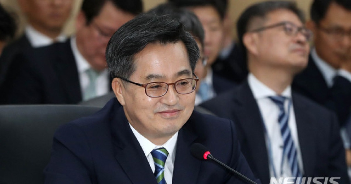 미소 짓는 김동연 부총리