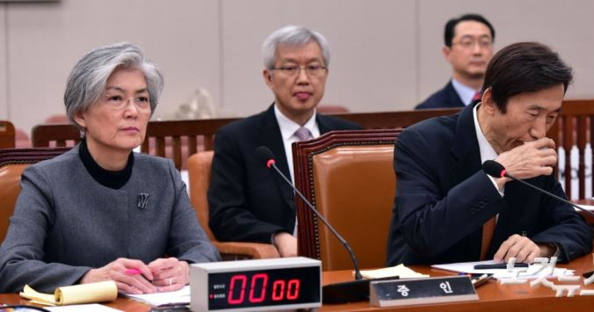 물 마시는 윤병세 전 외교부 장관