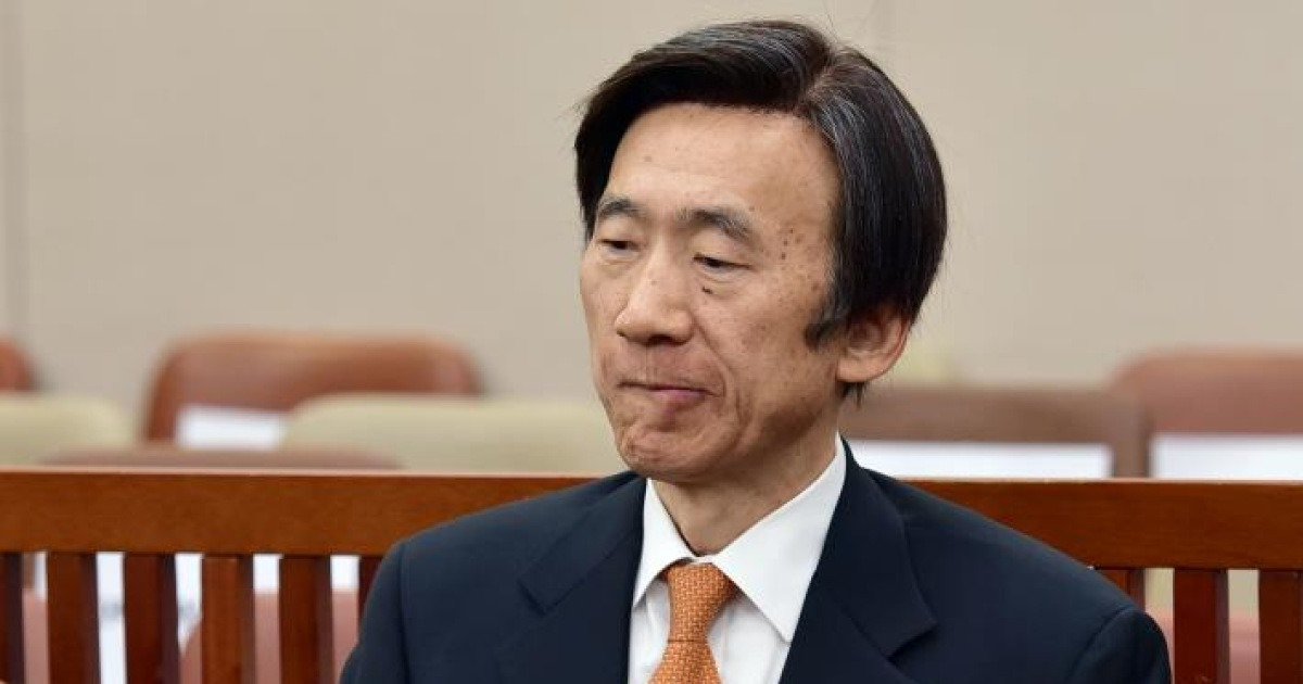 굳은 표정의 윤병세 전 외교부 장관