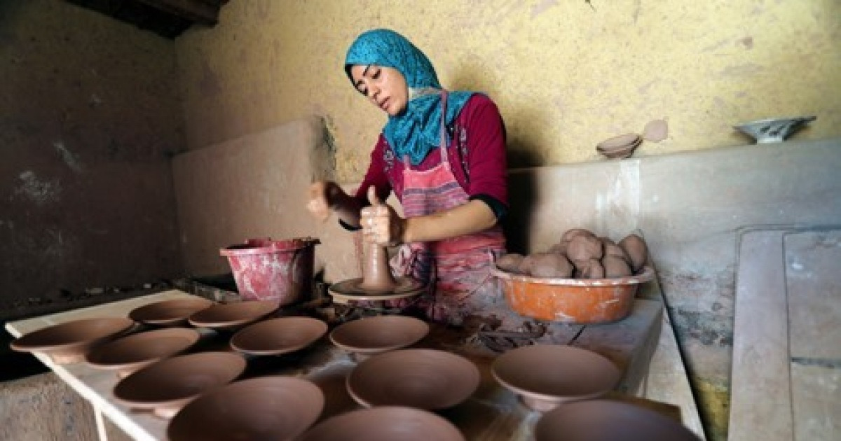 egypt-potter-works-clay