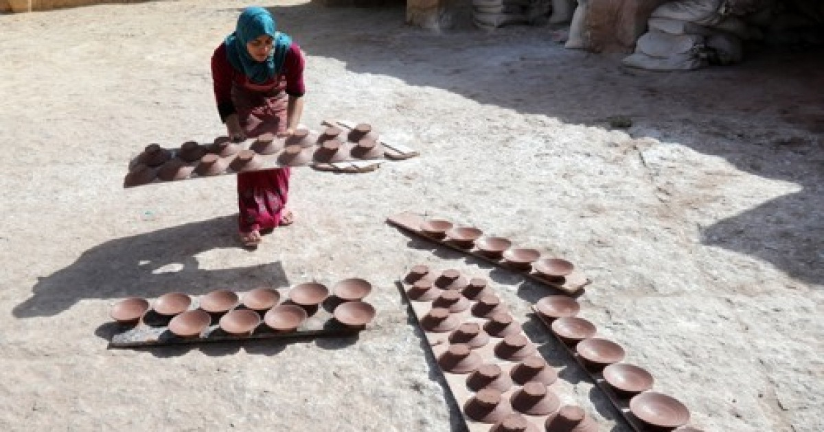 egypt-potter-works-clay