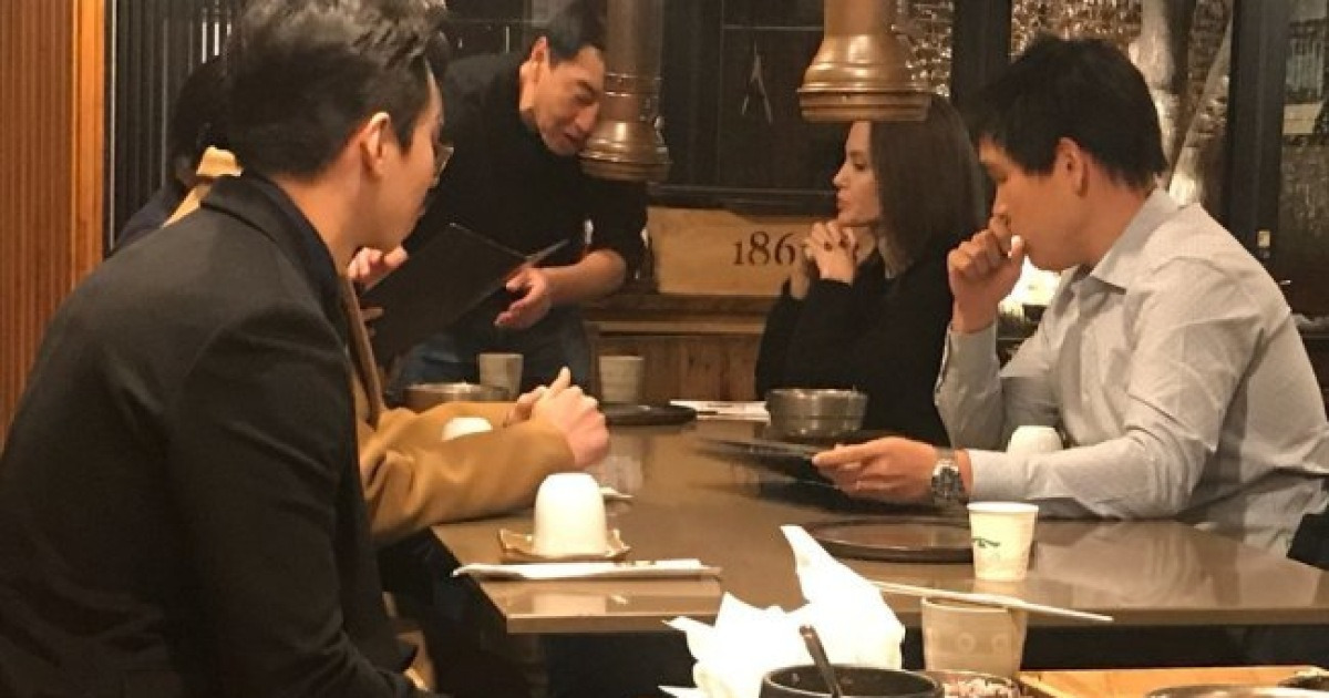 [Exclusive] Angelina Jolie spotted at Korean barbecue restaurant in Seoul