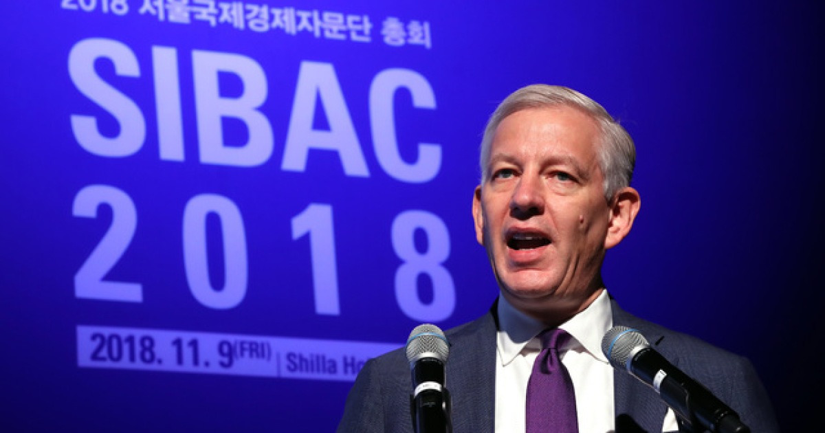 SIBAC 총회 인사말하는 도미닉 바톤 의장