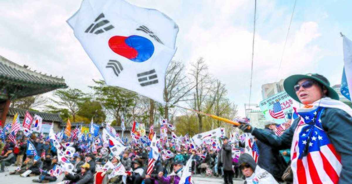 한국당에 '태극기 부대'는 약일까 독일까..세결집엔 약, 통합엔 독