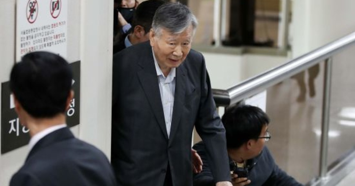 '어두운 낯빛' 공판 출석하는 이중근 부영그룹 회장