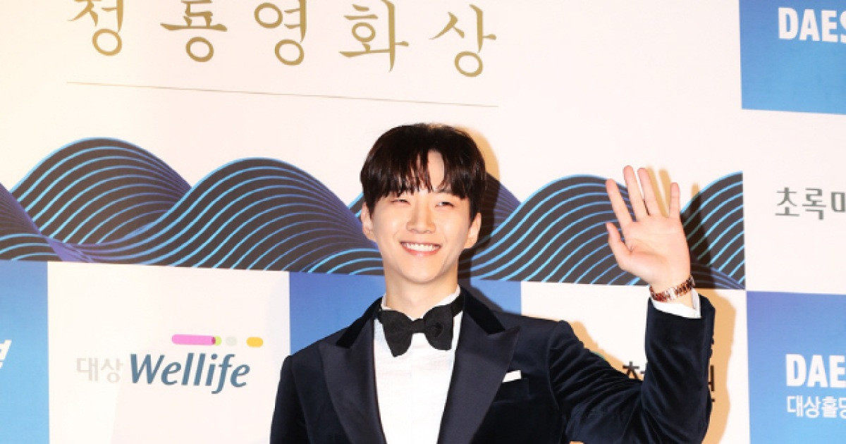 2PM 준호, 다정한 손인사 (제39회 청룡영화상)
