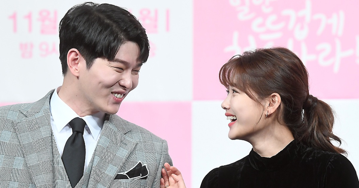 윤균상-김유정 '꽁냥꽁냥 띠동갑 커플 케미~'[포토엔Hd]