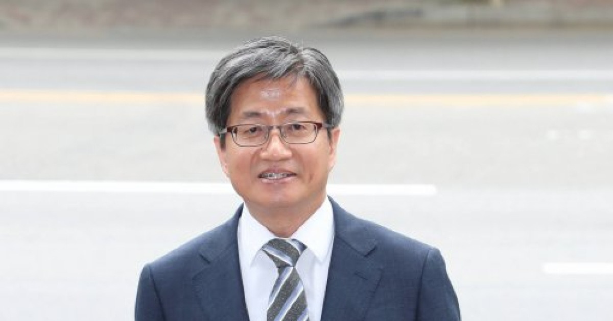 김명수 대법원장 출근차에 화염병 던진 70대 검거..차에 불 안 붙어
