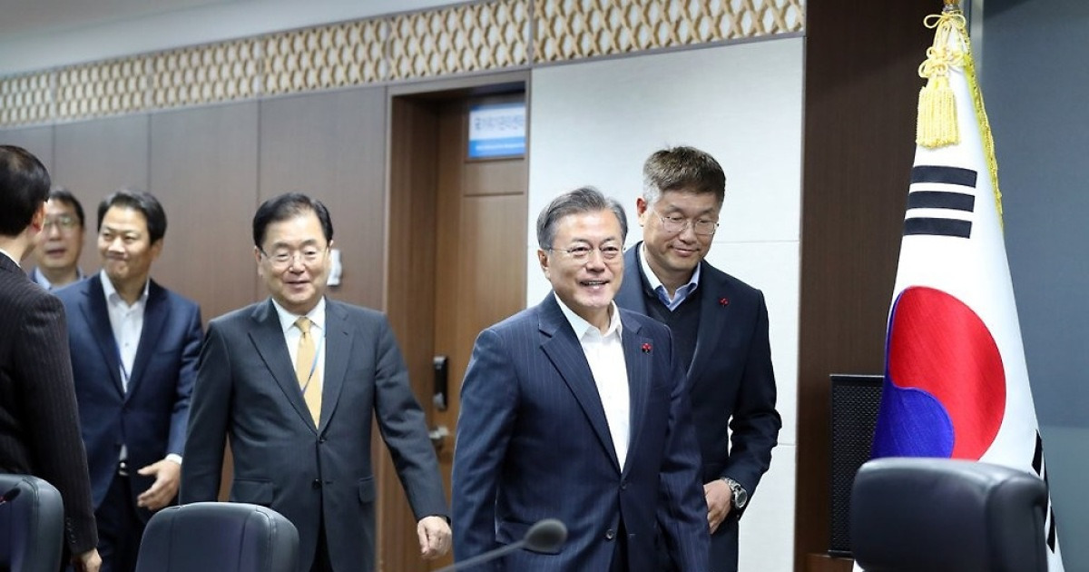 DMZ 내 철수 GP 남북 상호검증 보고받기 위해 입장하는 문 대통령