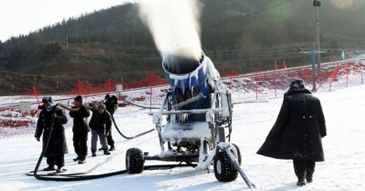 CHINA-HEBEI-SKI FIELD-SNOW MAKER (CN)