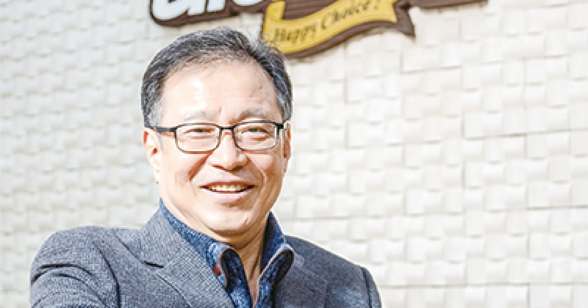 [100대 프랜차이즈 CEO 열전] (17) 현철호 네네치킨 회장 | 파닭·스노윙(치즈 치킨)·상자 포장..치킨의 게임체인저