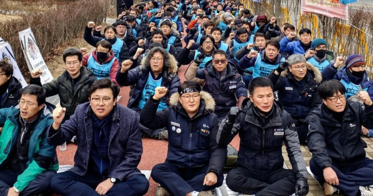 유성기업 노조원 '공동상해' 혐의 사전구속영장-집회하는 민주노총 금속노조