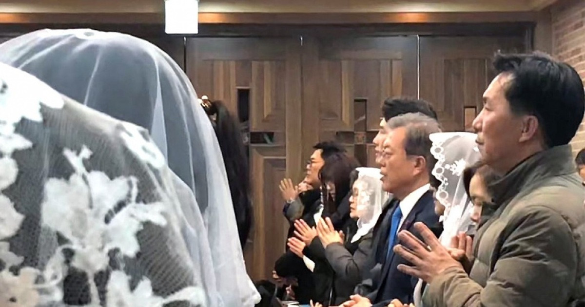 양산 덕계성당의 文, '산타복장' 아이들과 웃으며 인사