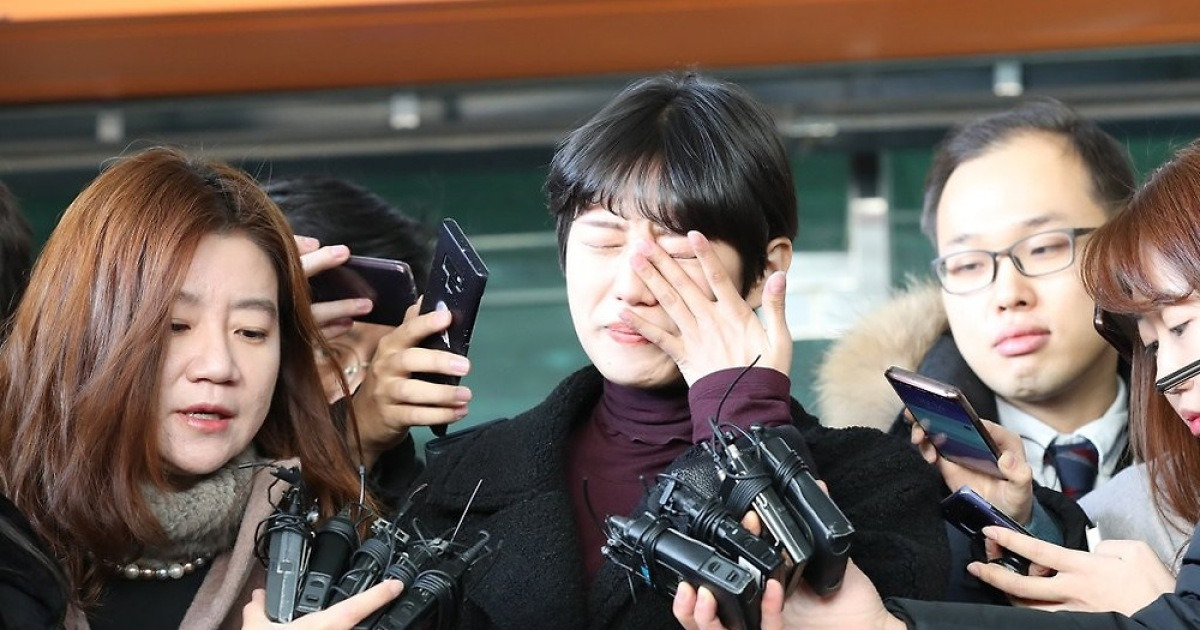 눈물 닦는 양예원