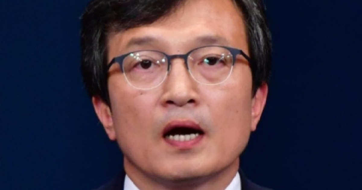  cheong wa dae s messenger cornered public calls for resignation