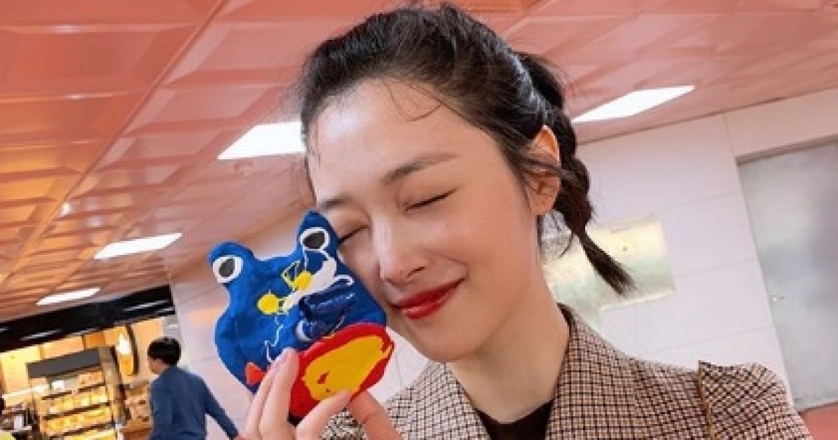설리, 인형 든 채 질끈 감은 두 눈..'러블리 뿜뿜'