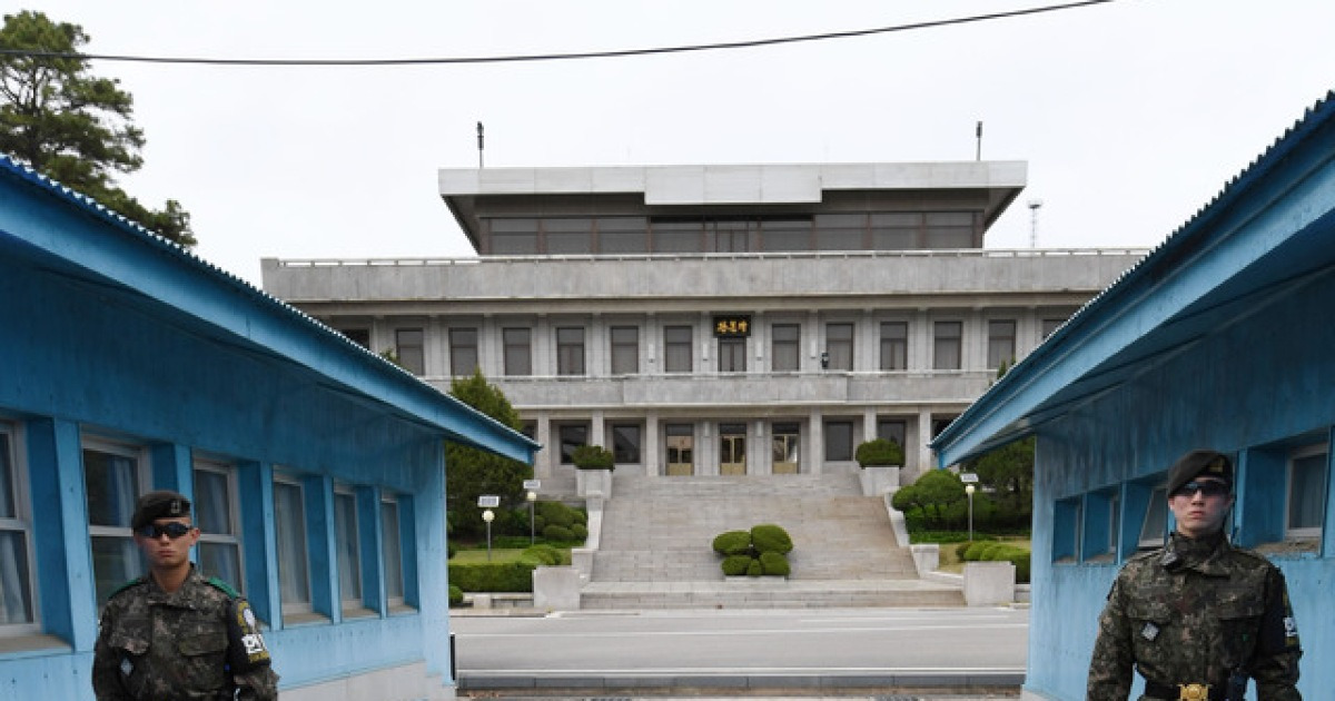 군사분계선 앞의 헌병들
